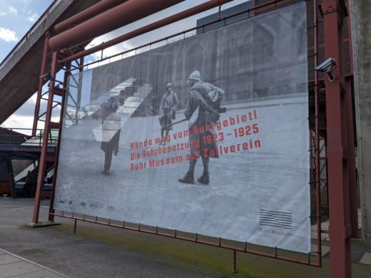 Plakat zur Ausstellung "Hände weg vom Ruhrgebiet" vor dem Eingangsbereich des Ruhrmuseums.